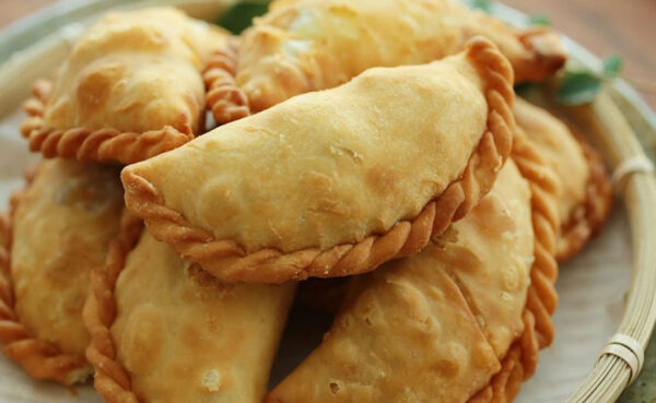 ভরপুর নারিকেলে তৈরি ভাজা পুলি পিঠা (১ কেজি)